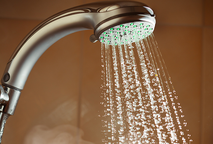 wellhealthorganic.com:which-is-better-hot-water-or-cold-water-bath